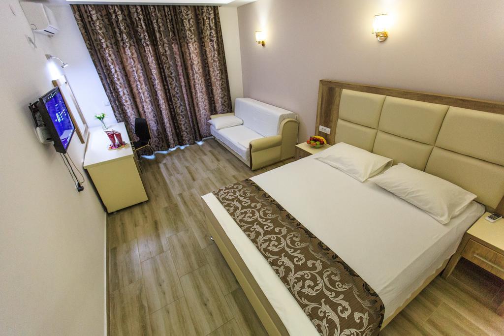 Hotel Edita Ulcinj Exterior photo