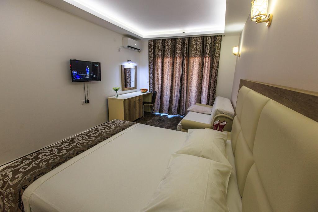Hotel Edita Ulcinj Exterior photo